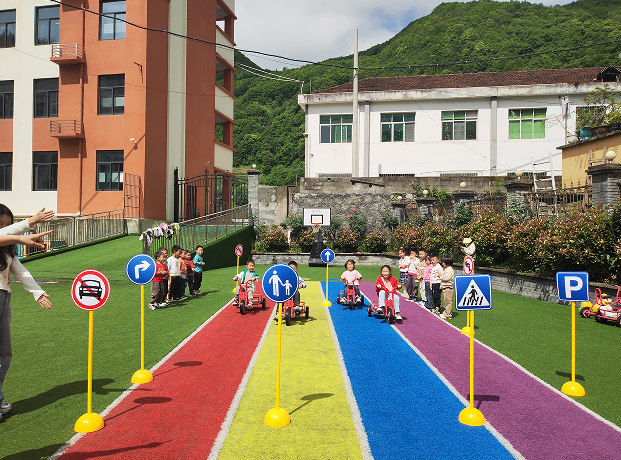 鎮(zhèn)坪縣曙坪鎮(zhèn)幼兒園：交通安全伴我行 平安成長(zhǎng)護(hù)童心