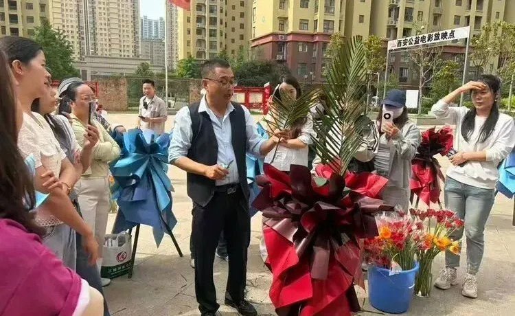 高陵區(qū)崇皇街道金鹿社區(qū)花藝課堂：理論實(shí)踐相結(jié)合，大花籃制作初體驗(yàn)