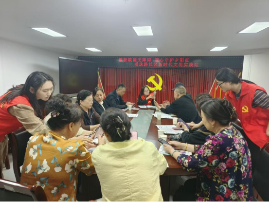拒絕“數(shù)字鴻溝”！榆陽(yáng)區(qū)明珠路社區(qū)：手把手教老人玩轉(zhuǎn)智能手機(jī)