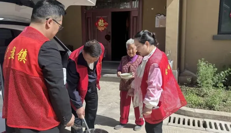 柞水縣營盤鎮(zhèn)：愛心送餐進家門 養(yǎng)老服務見實效