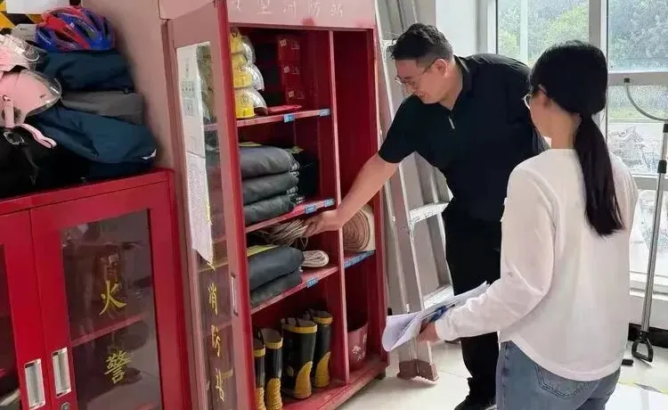 高陵區(qū)崇皇街道金鹿社區(qū)：抓實(shí)防汛物資檢查 筑牢民生防線