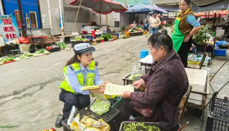 嵐皋公安：交警“趕大集” 宣傳“送平安”