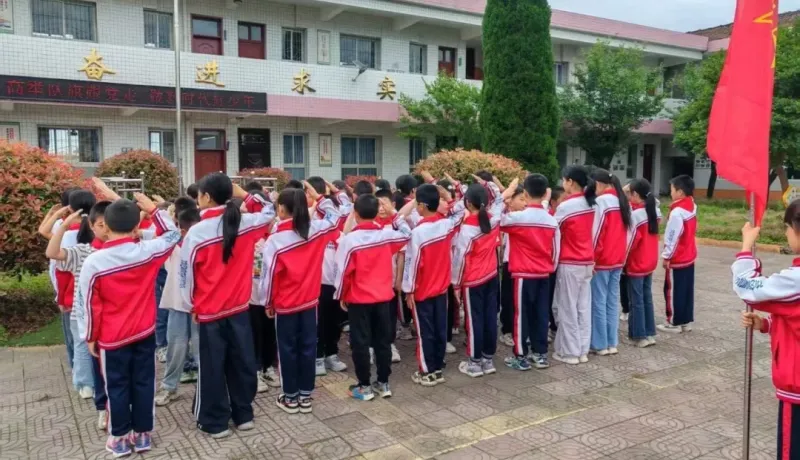勉縣老道寺鎮(zhèn)長林小學(xué)：高舉隊(duì)旗跟黨走 做新時代好少年