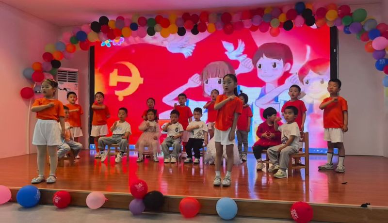 鎮(zhèn)坪縣曙坪鎮(zhèn)中心幼兒園：繽紛六一 樂享陪伴