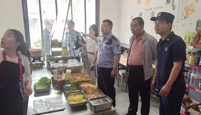 永壽縣教育局聯(lián)合公安、市場等9部門對縣職教中心等7所校園周邊環(huán)境開展集中整治