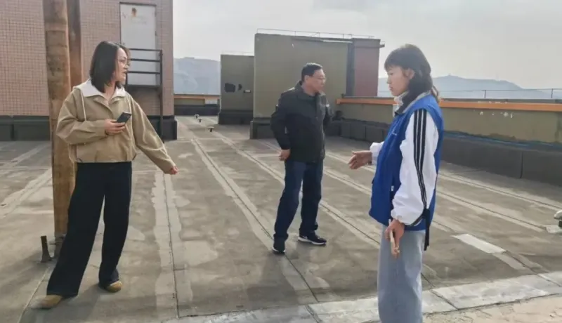 神木市濱河新區(qū)街道新元社區(qū)：樓頂漏水引爭議 社區(qū)調(diào)解解民憂
