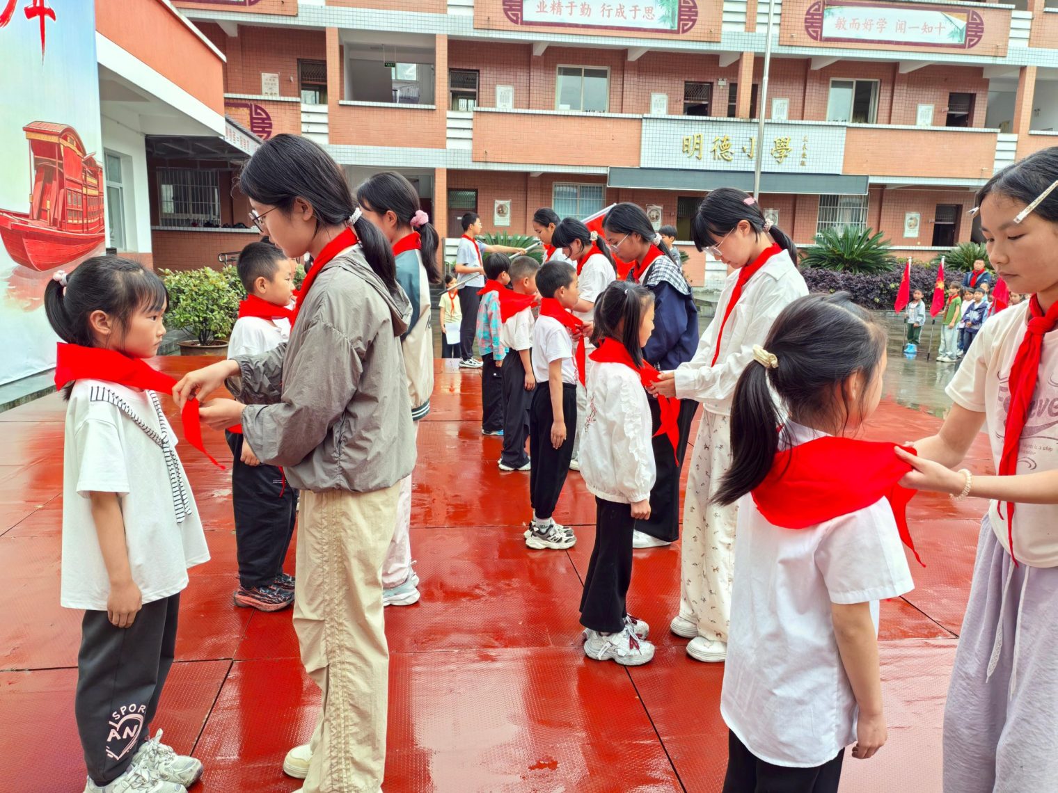 給新隊(duì)員佩戴紅領(lǐng)巾