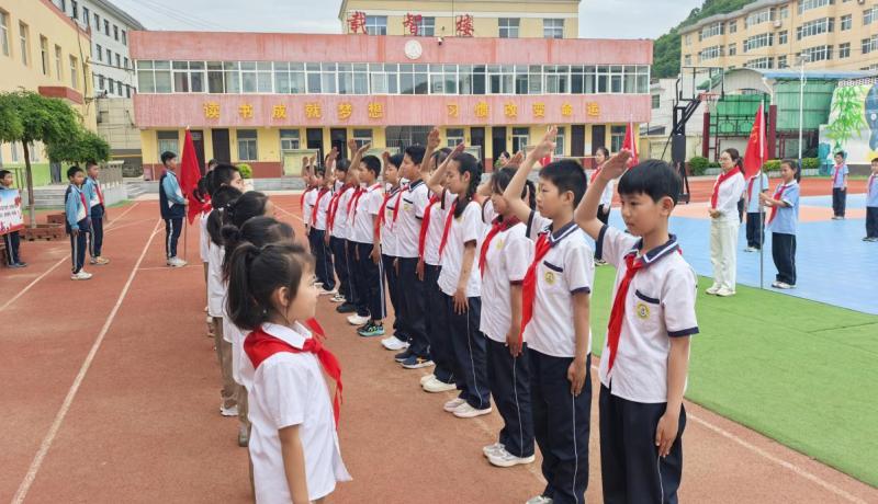 宜君縣五里鎮(zhèn)中心小學(xué)：高舉隊(duì)旗跟黨走 做新時(shí)代好少年