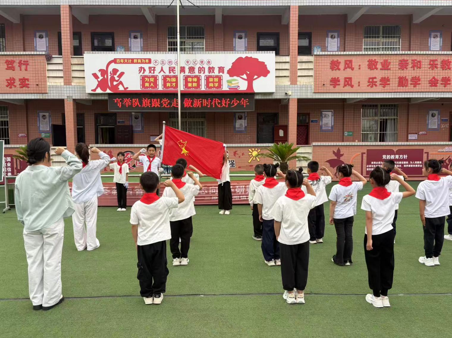 三原縣西陽(yáng)鎮(zhèn)武官中心小學(xué)舉行2026年少先隊(duì)員入隊(duì)儀式 星星火炬照征程 童心向黨筑未來(lái) (4)