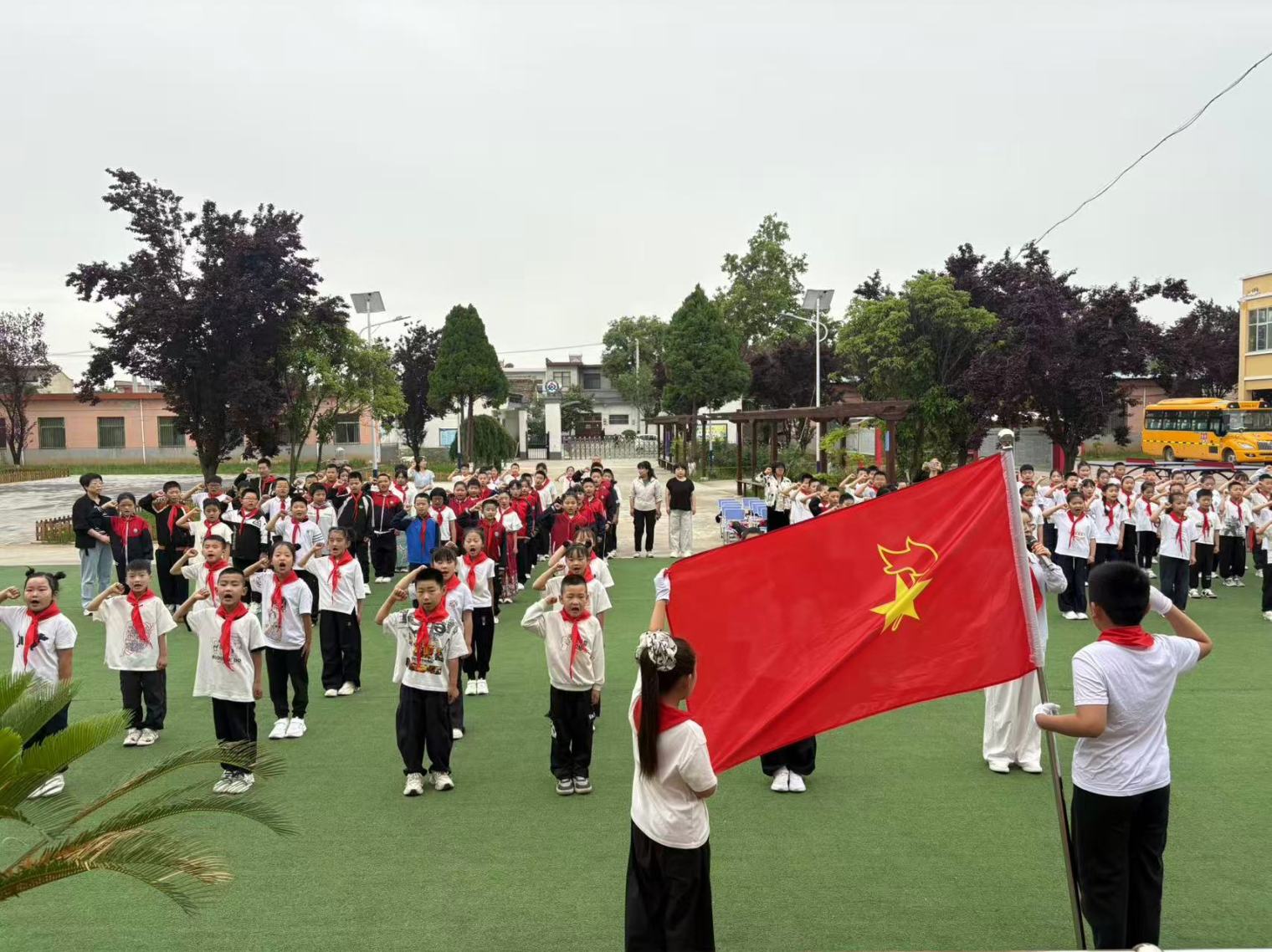 三原縣西陽(yáng)鎮(zhèn)武官中心小學(xué)舉行2026年少先隊(duì)員入隊(duì)儀式 星星火炬照征程 童心向黨筑未來(lái) (2)