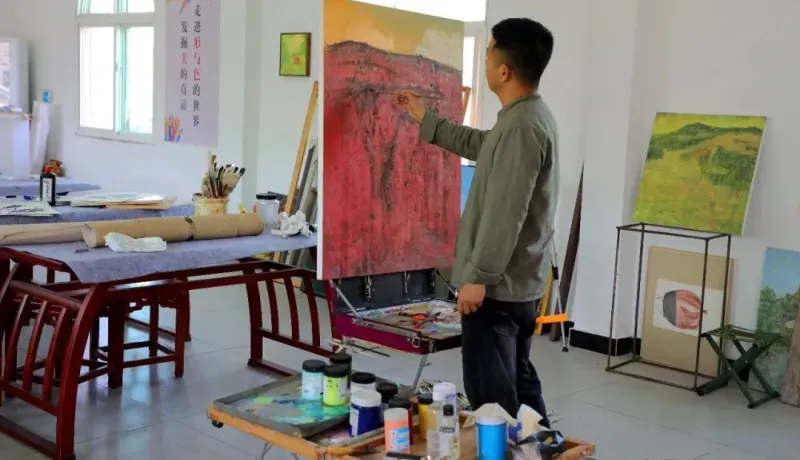 宜君縣彭鎮(zhèn)中學教師郭軍鋒：油彩寄鄉(xiāng)愁 丹青繪宜君