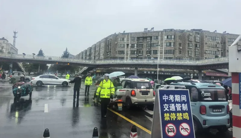 細雨護考，風(fēng)雨保暢，合陽交警在一線