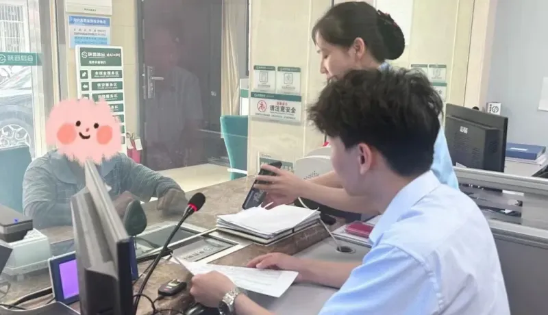 佛坪縣農(nóng)商銀行栗子壩支行：暖心維權(quán) 幫助群眾追回不明保險(xiǎn)扣費(fèi)