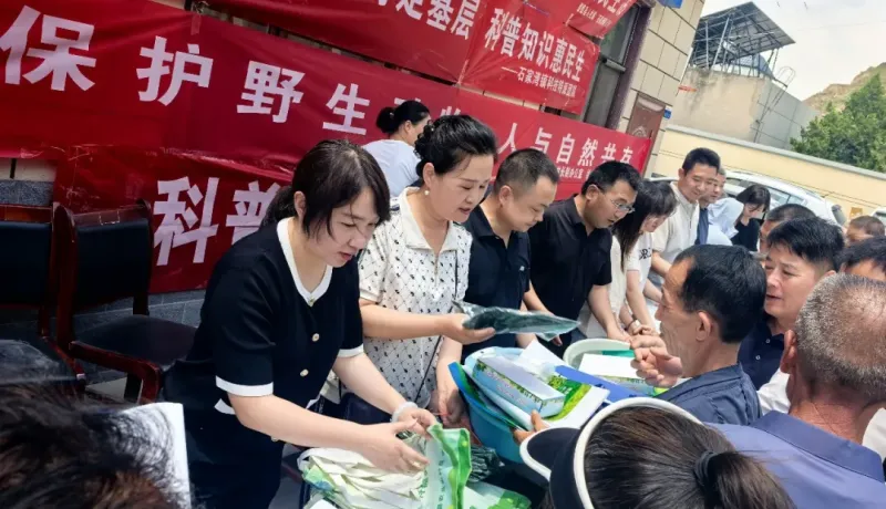 綏德縣石家灣鎮(zhèn)：科普宣講傳知識   田間把脈解農(nóng)憂