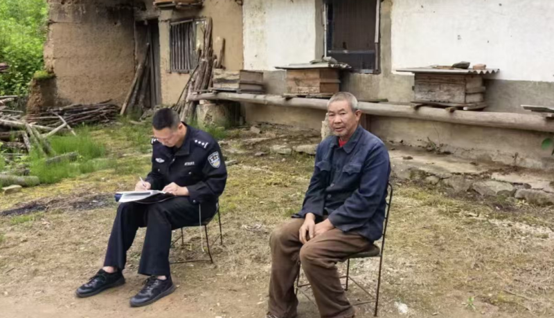 佛坪公安：“駐村日”下沉宣傳 身份證上門更換