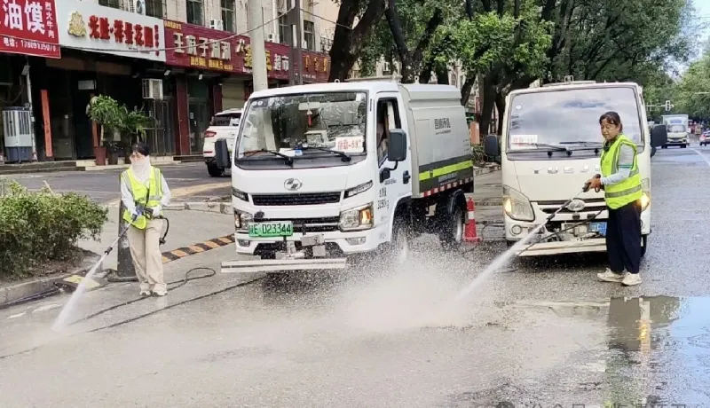 渭南市临渭区环卫中心：全员上阵、多线作战 为城市“梳洗打扮”
