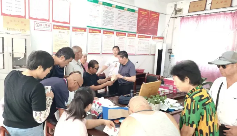 临渭区官底镇：开展免费老花镜发放活动 保障辖区残疾人权益