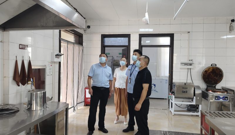 西乡县白龙塘市场监管所：当好食安护航员 守好学子盘中餐